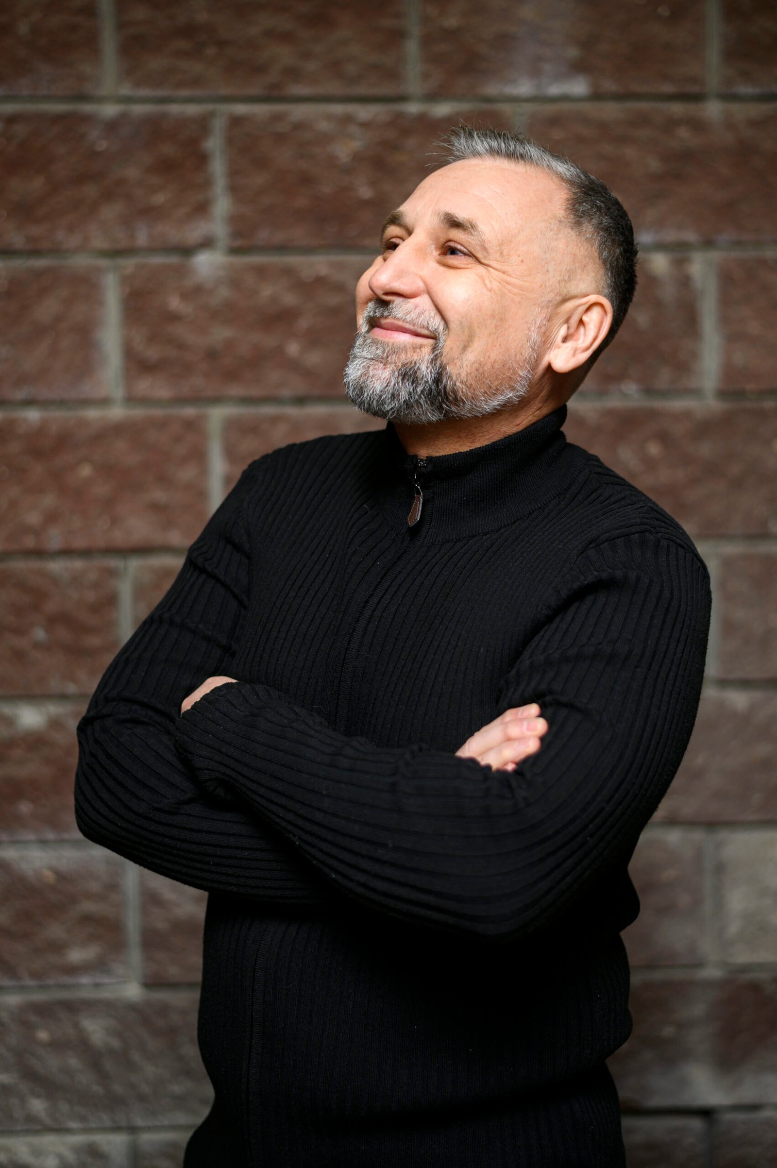 smiley-man-looking-away